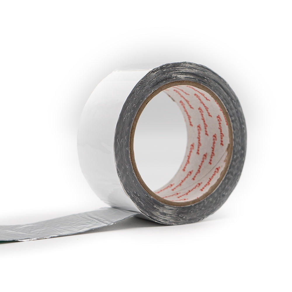 Schräg stehende Rolle Coroplast 1655 SPS Hochleistungs-Dichtband. Außen besitzt das Klebeband eine silbern glänzende Aluminiumschicht, während es auf der Innenseite eine graue Klebeschicht aus Acrylatkleber besitzt.