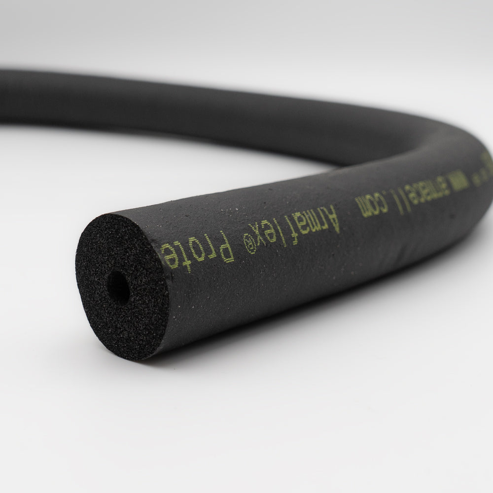 Schwarzer Armaflex Brandschutzschlauch mit gelbem Schriftzug