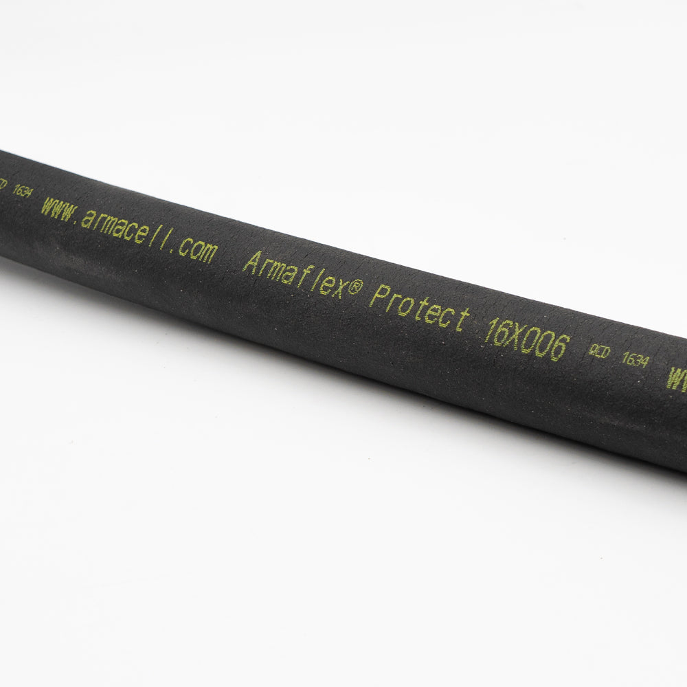 Aufschrift "Armaflex Protect 16x006" auf schwarzem Kautschukschlauch