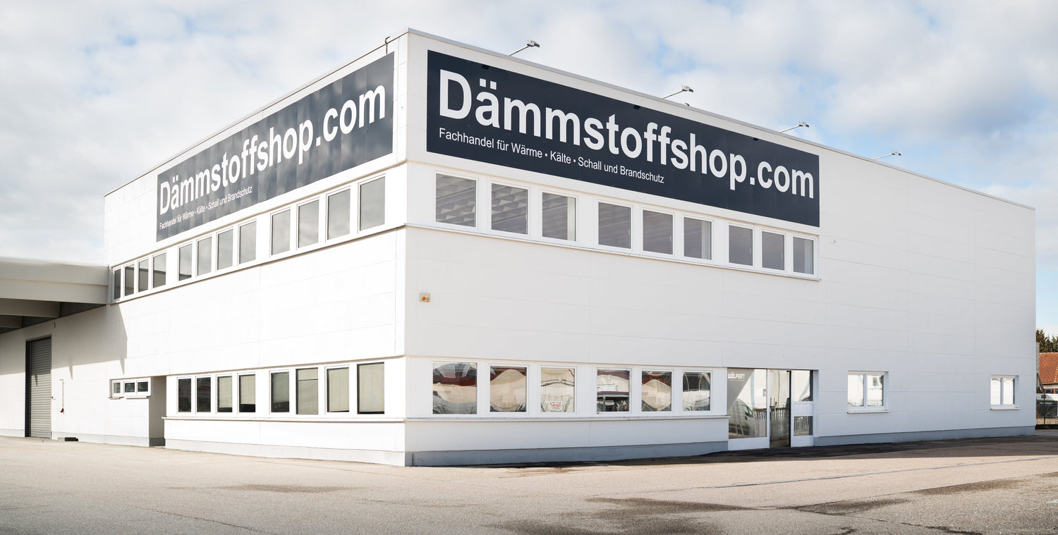 Abhollager Daemmstoffshop weißes Haus zwei große Schilder mit dem Daemmstoffshop Logo darauf
Auf den Schldern steht Daemmstoffshop Fachhandel für Wärme Kälte Schall und Brandschutz